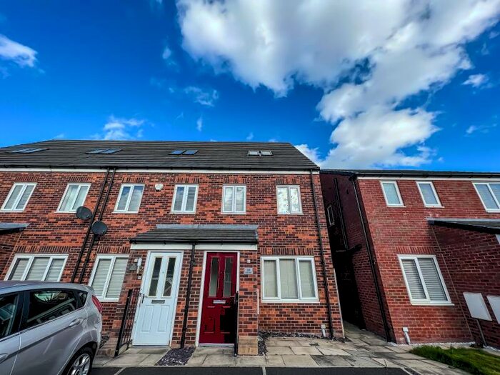 3 Bedroom Town House To Rent In Gate Lane, Radcliffe, M26