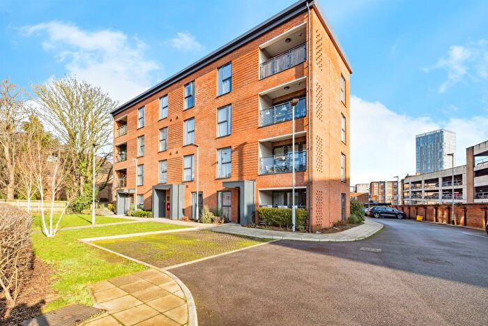 2 Bedroom Flat For Sale In Rosslyn Road, Watford, WD18
