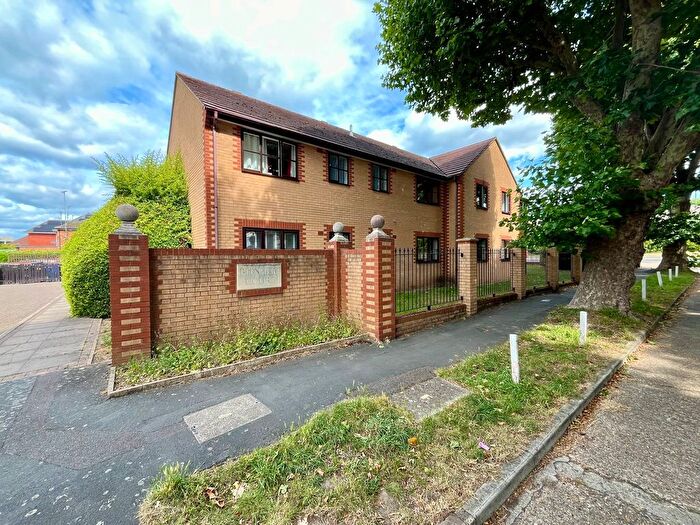 1 Bedroom Flat To Rent In Avenue Road, Staines-Upon-Thames, TW18