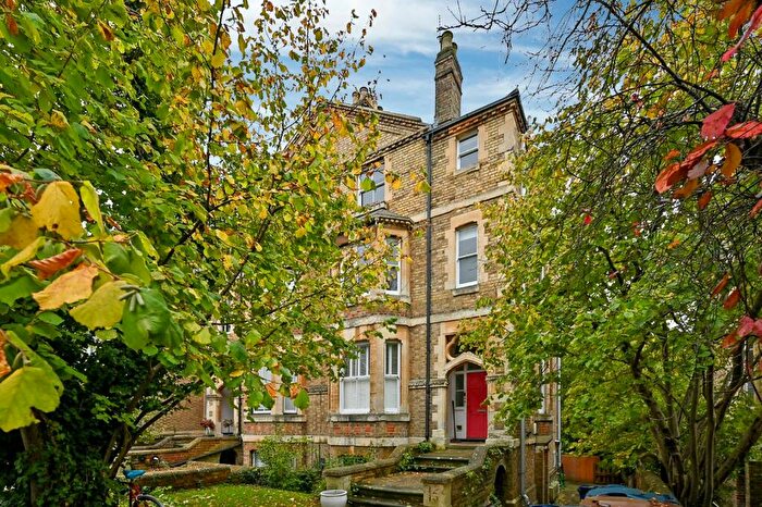 1 Bedroom Apartment For Sale In Warnborough Road, Oxford, Oxfordshire, OX2