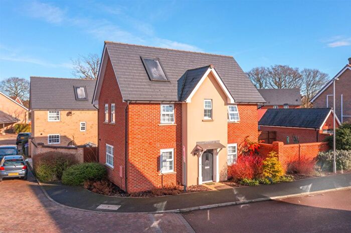 3 Bedroom Detached House For Sale In Christmas Tree Crescent, Hawkwell, Hockley, SS5