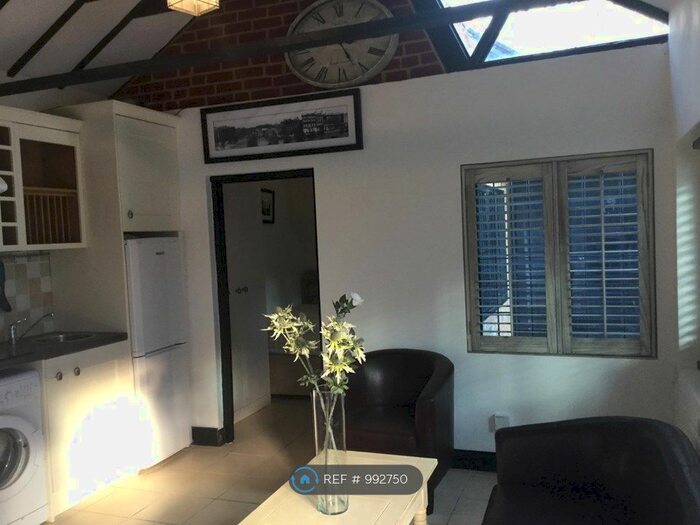 1 Bedroom Semi-Detached House To Rent In The Garth, Lingfield, RH7