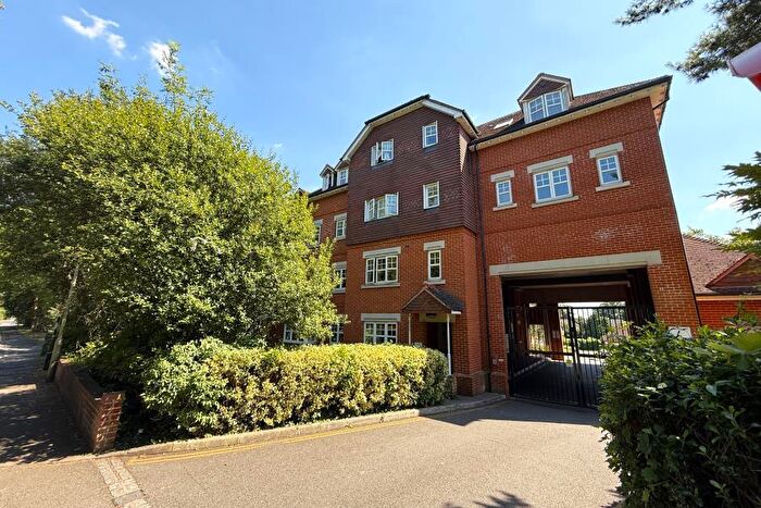 2 Bedroom Flat To Rent In Woking, Surrey, GU22