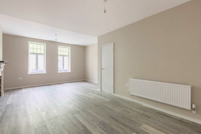 3 Bedroom Apartment To Rent In High Street, Sutton, SM1