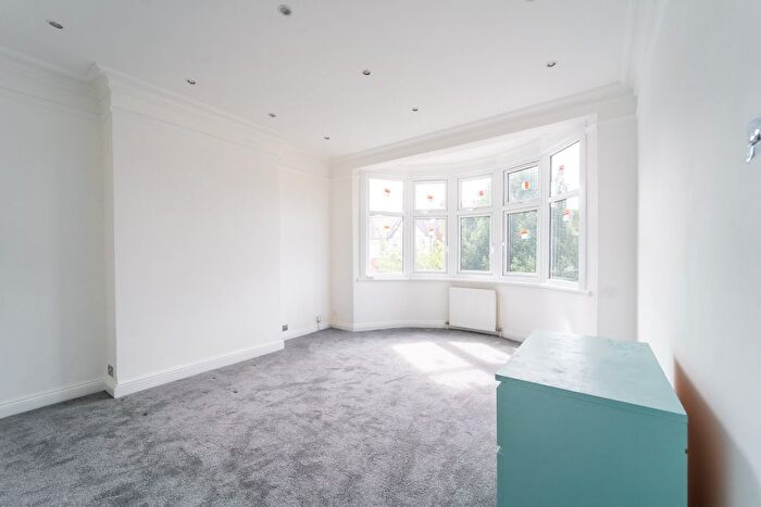 3 Bedroom Flat To Rent In Windsor Road, Finchley Central, London, N3