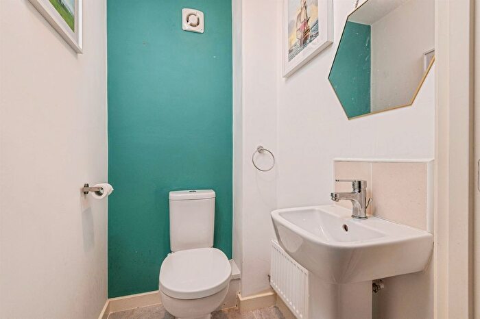 3 Bedroom Semi-detached House For Sale In Rhubarb Hill, Wakefield, WF2