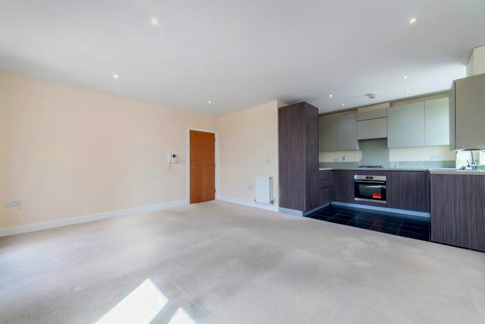 3 Bedroom Flat To Rent In Bowes Road, Arnos Grove, London, N11