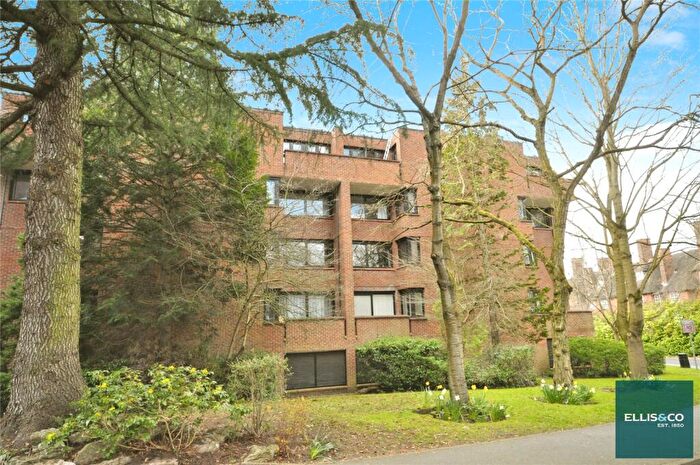 3 Bedroom Apartment To Rent In Britten Close, Golders Green, NW11