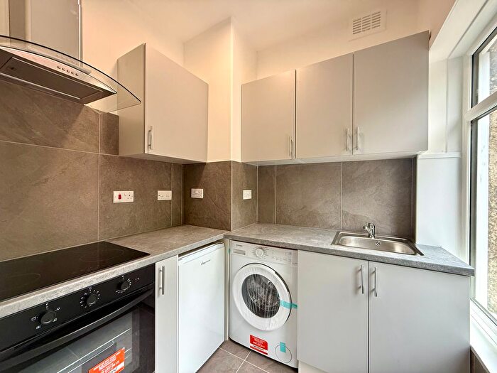Studio To Rent In East End Road, London, N2