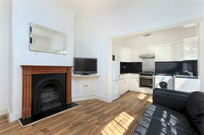2 Bedroom Flat To Rent In Hazelbourne Road, Clapham South, London, SW12