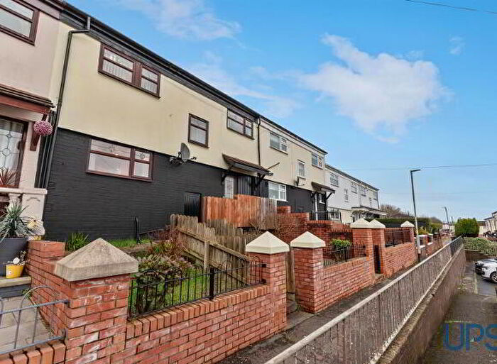 3 Bedroom Mid Terraced House For Sale In Glenveagh Park, Belfast, BT11