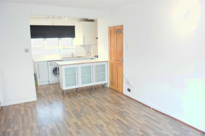 1 Bedroom Flat To Rent In Sharpe House, London, SW8