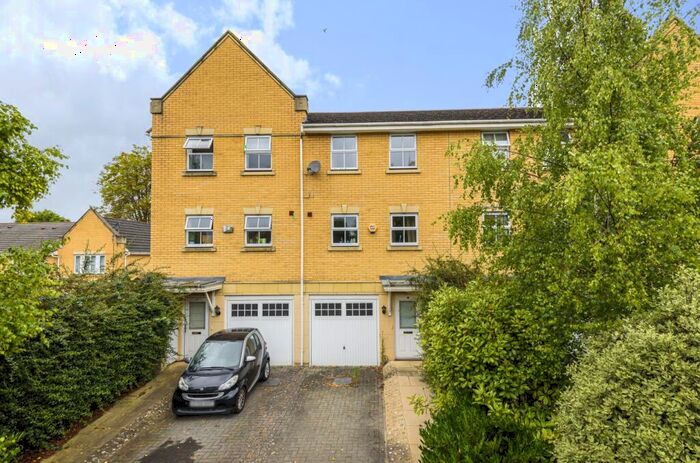 3 Bedroom Terraced House To Rent In Sparkes Close Bromley, BR2