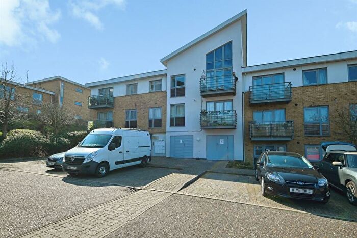 2 Bedroom Apartment For Sale In Stafford Gardens, Maidstone, ME15