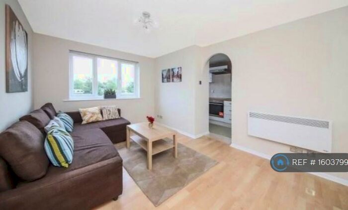 1 Bedroom Flat To Rent In Burbage House, London, SE14