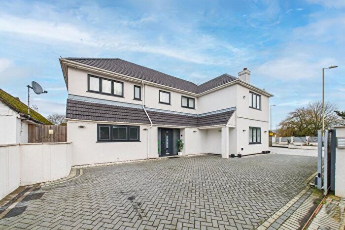 4 Bedroom Detached House For Sale In Minley Road, Farnborough, Hampshire, GU14