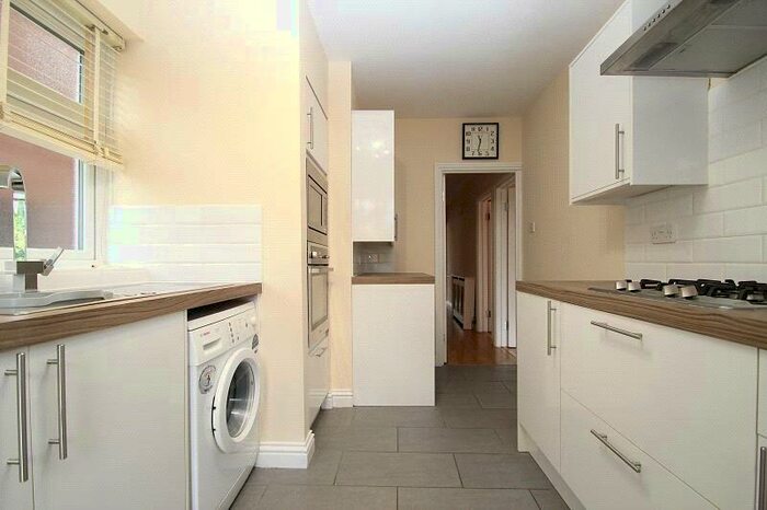 2 Bedroom Maisonette To Rent In Kings Grove, Romford, RM1