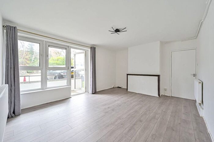 3 Bedroom Flat To Rent In Mere Close, West Hill, London, SW15