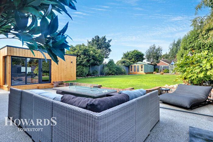 6 Bedroom Chalet For Sale In Chestnut Avenue, Lowestoft, NR32