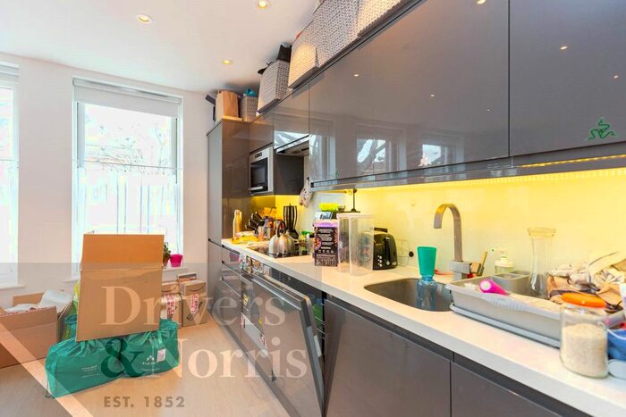 Studio To Rent In High Road, East Finchley, London N2