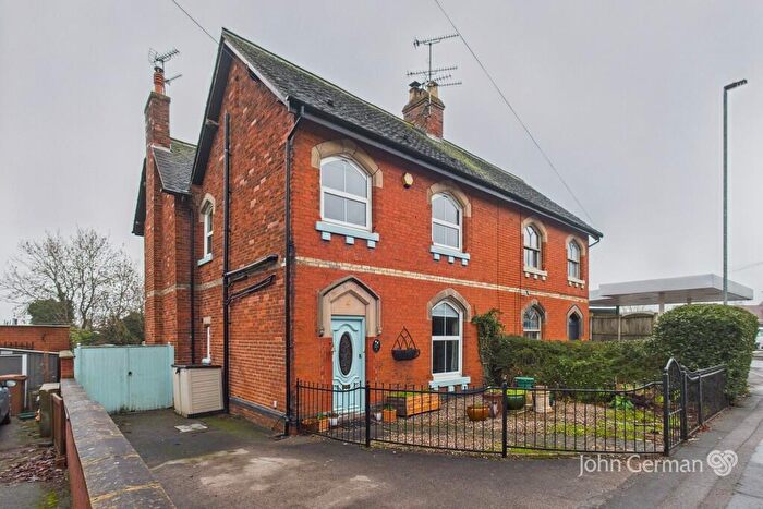 3 Bedroom Semi Detached House For Sale In New Road, Uttoxeter, ST14