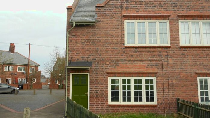 3 Bedroom End Of Terrace House To Rent In Model Village, Creswell, S80