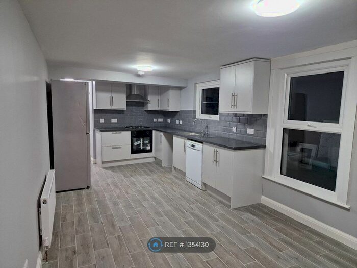 3 Bedroom Flat To Rent In Wrotham Road, Gravesend, DA11