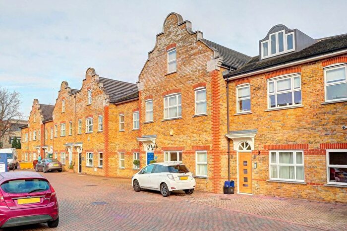 1 Bedroom Flat To Rent In High Street, Hampton Hill, TW12