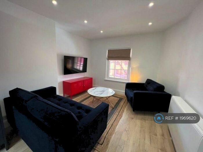 1 Bedroom Flat To Rent In Market Square, Buckingham, MK18