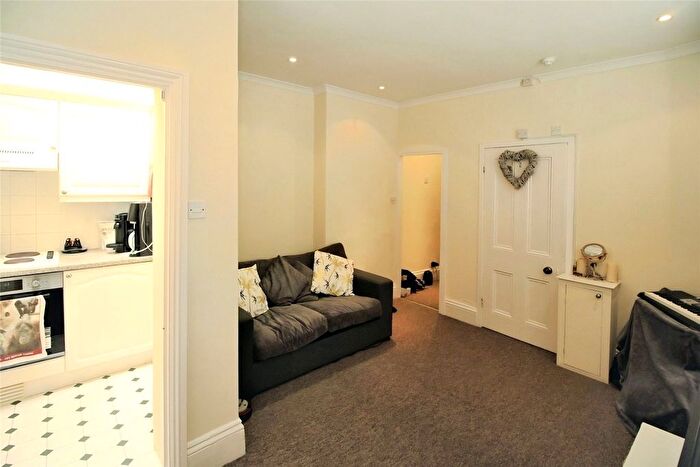 1 Bedroom Flat To Rent In Adelaide Crescent, Hove, East Sussex, BN3