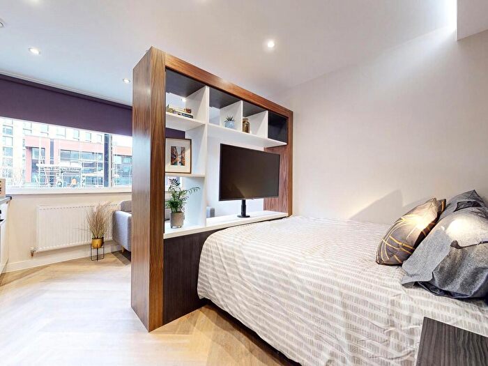 Apartment To Rent In Apt, Live Oasis Wade Lane #, LS2