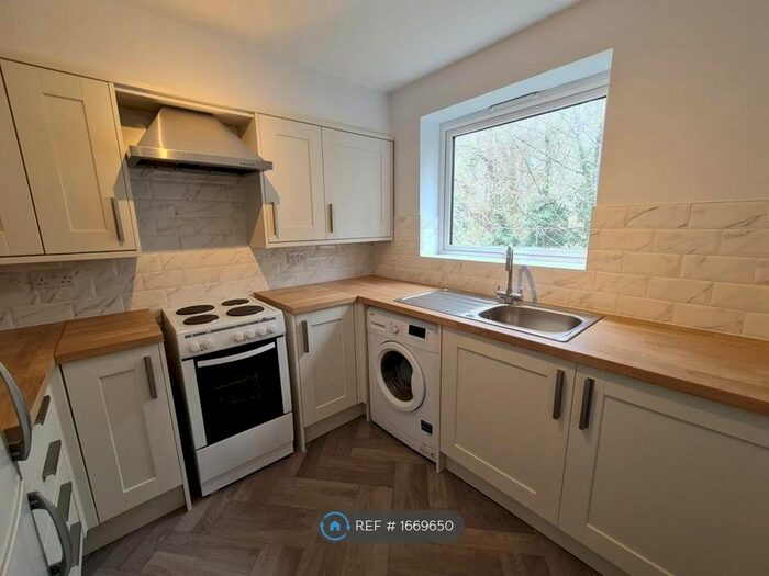 2 Bedroom Flat To Rent In Blair Close, Hemel Hempstead, HP2