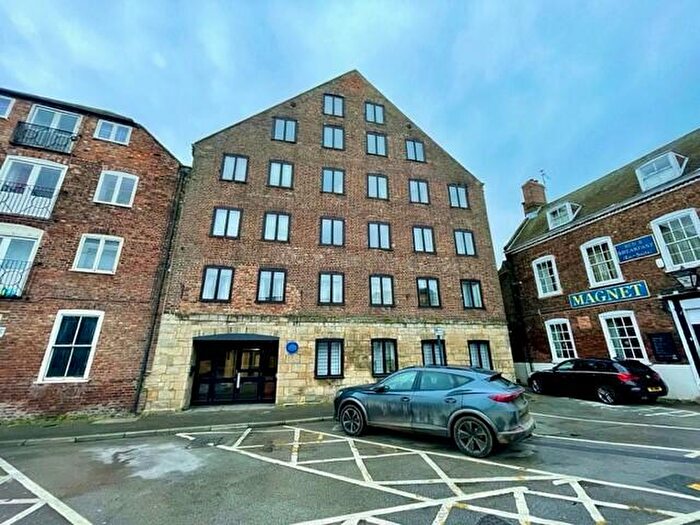 2 Bedroom Apartment To Rent In South Square, Boston, PE21