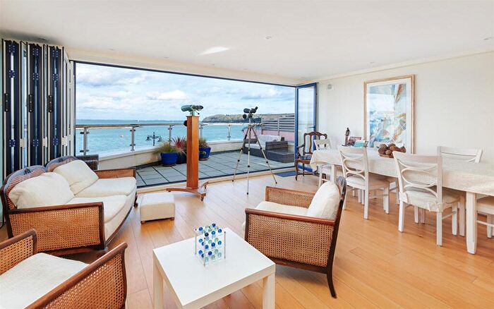 3 Bedroom Apartment For Sale In Immaculate Apartment With Stunning Sea Views - The Parade, Cowes, PO31