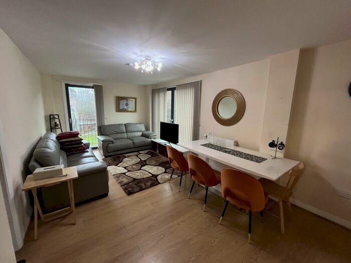 3 Bedroom Apartment To Rent In High Street, Glasgow, G4