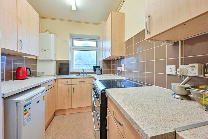 3 Bedroom Flat To Rent In Congreve Street, Elephant And Castle, London, SE17