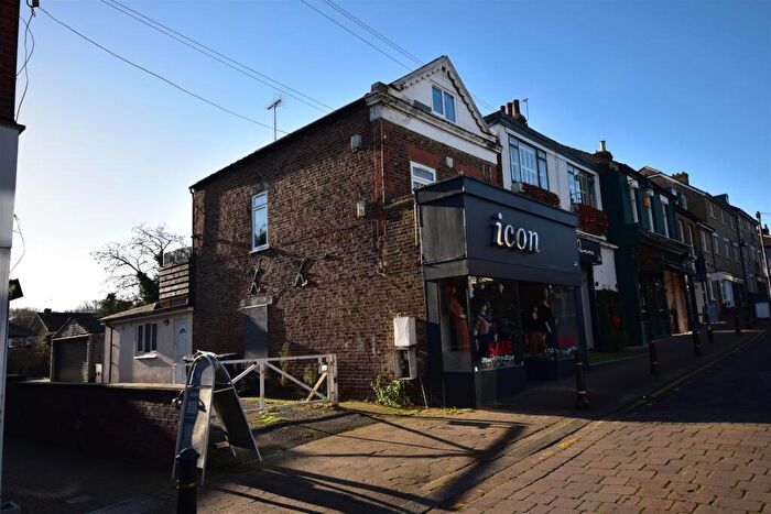 2 Bedroom Flat To Rent In Queens Road, Buckhurst Hill, IG9