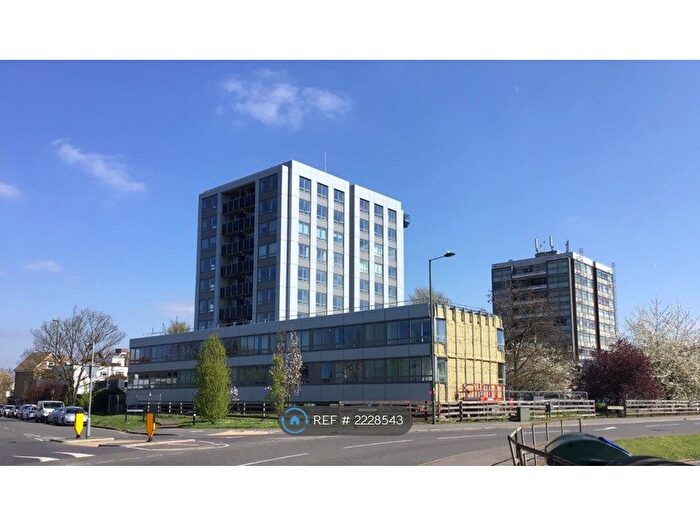 2 Bedroom Flat To Rent In Wellington Close, Walton-On-Thames, KT12