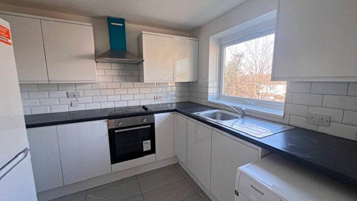 2 Bedroom Flat To Rent In Dellow Close, Ilford, IG2