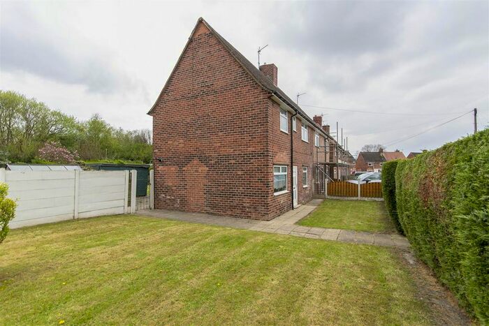 3 Bedroom Semi-Detached House For Sale In Springfield Road, Holmewood, Chesterfield, S42