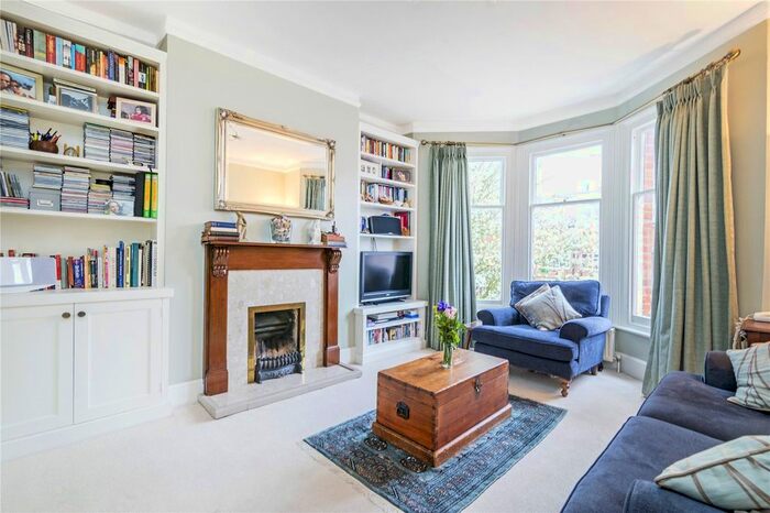 3 Bedroom Flat To Rent In Haverhill Road, London, SW12