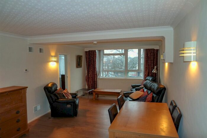 2 Bedroom Flat To Rent In High Road, London, N20