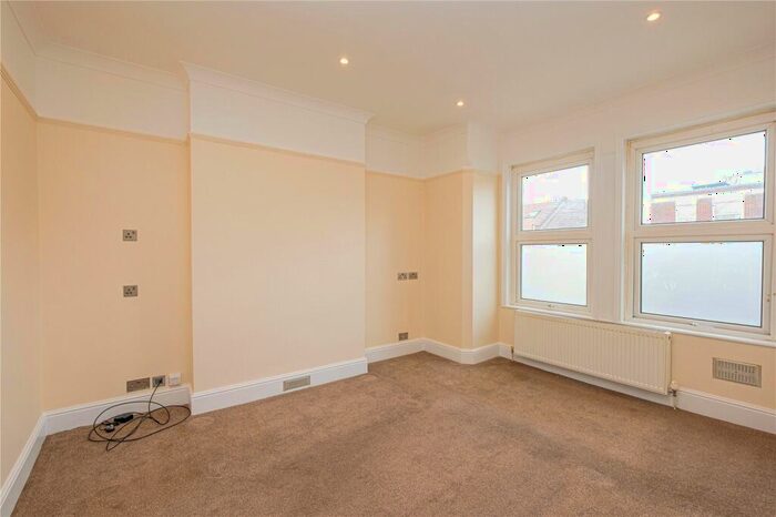 3 Bedroom Apartment To Rent In Station Road, Finchley Central, London, N3