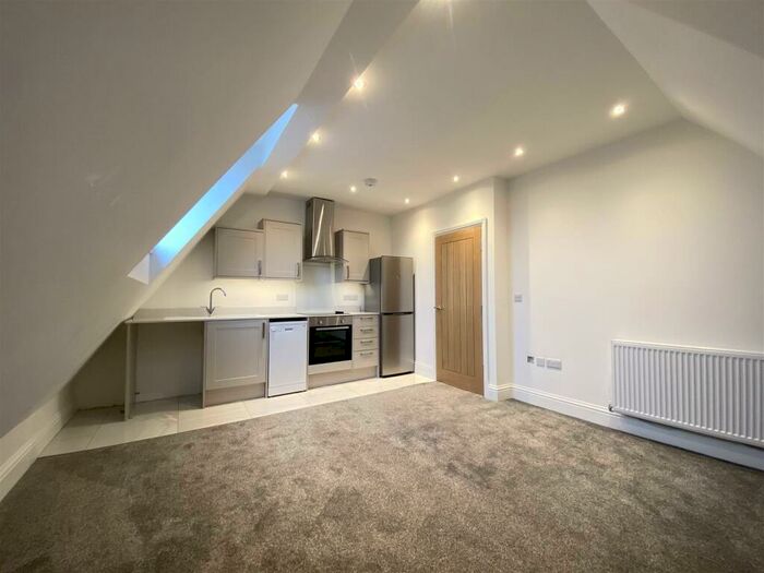 1 Bedroom Apartment To Rent In Apartment, Grosvenor House, Long Lane, HD5