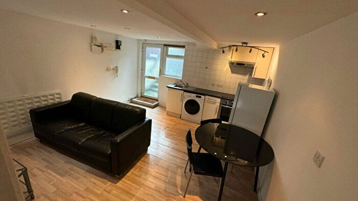 1 Bedroom Flat To Rent In Flat, Brudenell Road, Hyde Park, Leeds, LS6