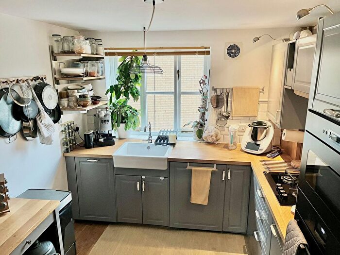 2 Bedroom Flat To Rent In Tidworth Road, Bow, London, E3