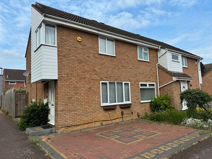 3 Bedroom End Of Terrace House For Sale In Harrier Close, Biggleswade, SG18