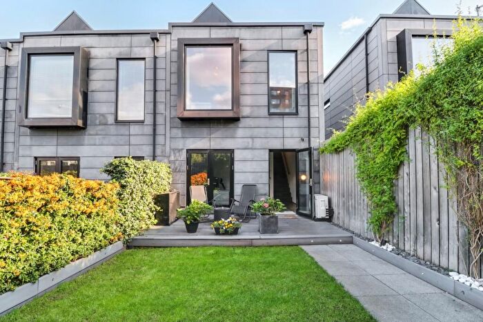 2 Bedroom Town House To Rent In Lockyard Lane, Manchester, M4