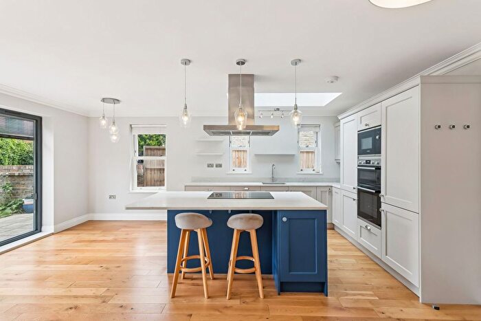 3 Bedroom Flat For Sale In Pennard Road, Shepherd's Bush, London, W12