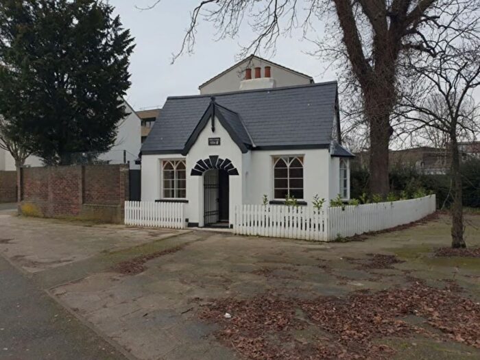 2 Bedroom Detached House To Rent In Willow Grove, London, E13